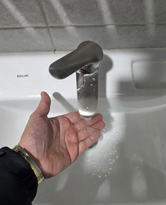 지난 21일 오후 본지 기자는 경북도의회 청사 1층 화장실 개수대에서 온수를 틀기 위해 수도꼭지 손잡이를 온수방향으로 끝까지 돌렸지만 차가운 물밖에 나오질 않았다. 전종훈 기자