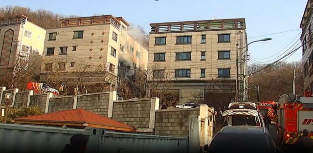 김천시 신음동 빌라 화재, 1명 심정지 상태로 병원 후송