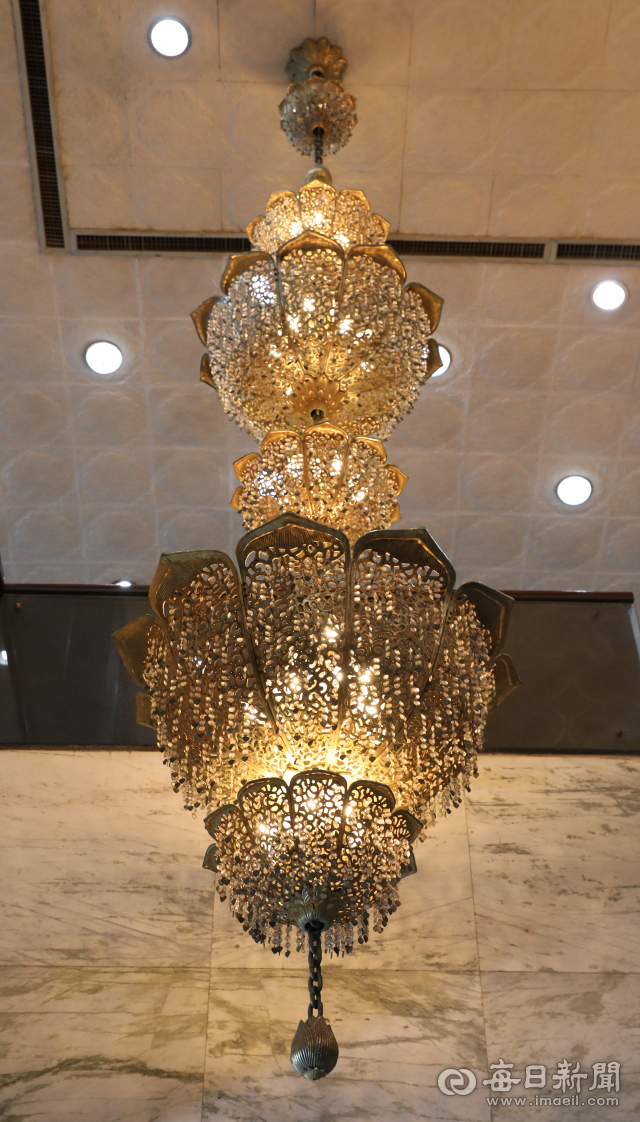 국내 최초의 국제회의장인 육부촌 내부에 들어서면 신라 금관을 형상화한 샹들리에가 가장 먼저 눈길을 끈다. 정운철 기자 woon@imaeil.com