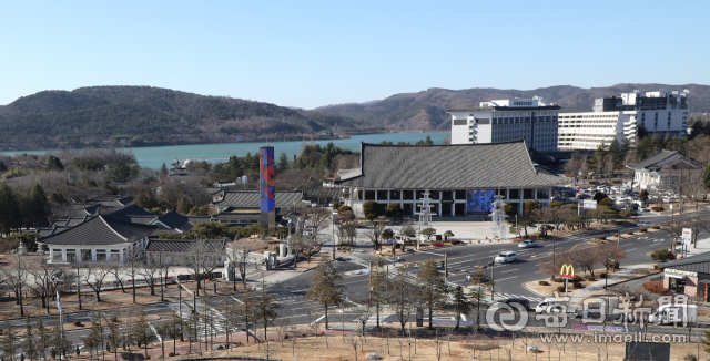 국내 최초의 국제회의장인 육부촌 전경. 1979년 준공된 육부촌은 전통 한옥 양식을 현대적으로 구현한 건축물로 현재까지 당시의 외관과 공간 구성을 비교적 온전히 유지하고 있다. 정운철 기자 woon@imaeil.com