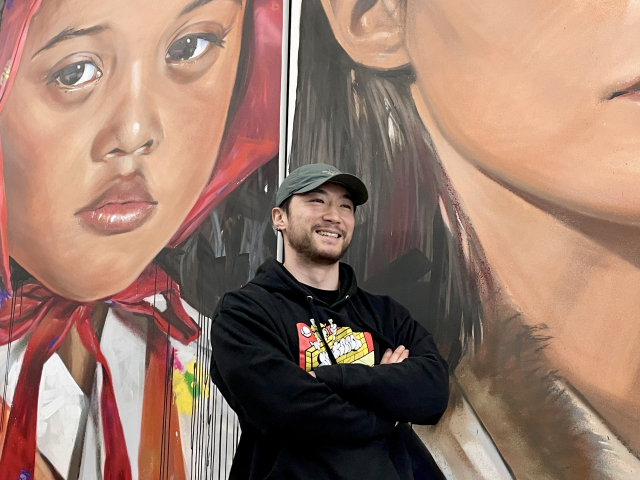 자신의 작품 앞에 선 심찬양 작가가 웃어보이고 있다. 이연정 기자