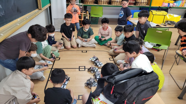경북 포항 이동초등학교 학생들이 방과후 프로그램의 일환으로 로봇과학 수업을 하고 있다. 경북교육청 제공