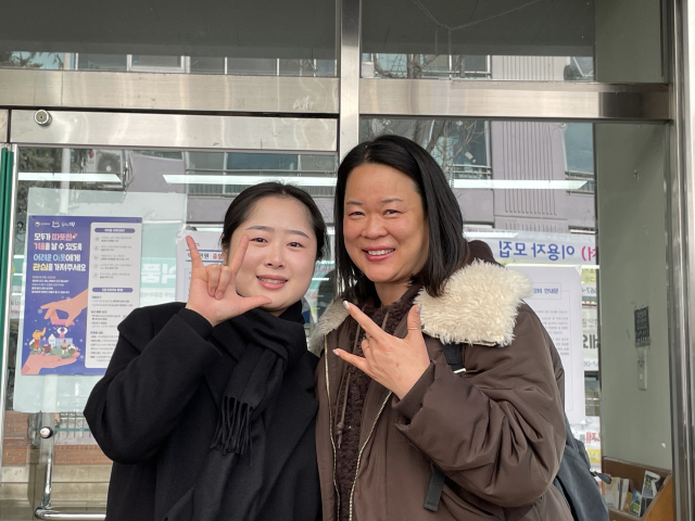 황윤희(28) 수어통역사(왼쪽)와 청각장애인 정재연(51) 씨가 수어로 