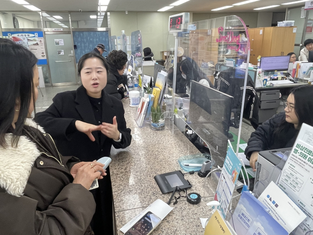 지난 22일 황윤희(28) 수어통역사가 상인1동 행정복지센터에서 청각장애인 정재연(51) 씨의 민원 업무를 수어로 통역하고 있다. 임소현 기자