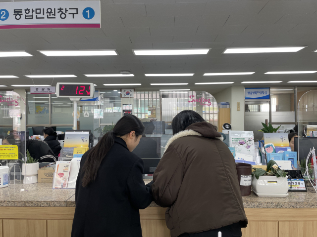 지난 22일 황윤희(28) 수어통역사(왼쪽)가 상인1동 행정복지센터에서 청각장애인 정재연(51) 씨의 민원 업무를 수어로 통역하고 있다. 임소현 기자