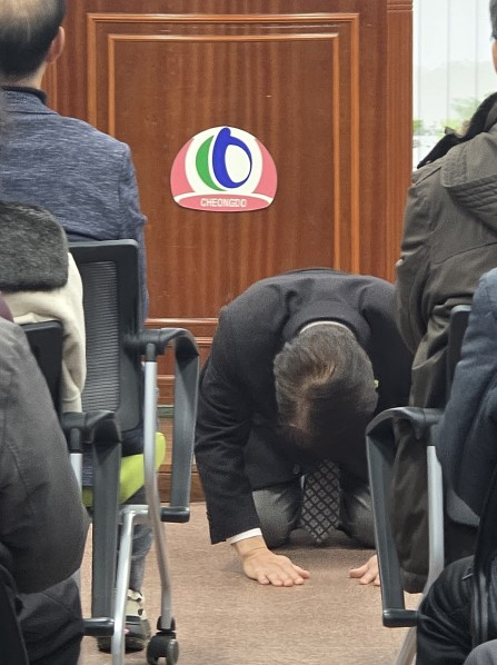 김하수 청도군수 '부적절한 언행' 큰절로 사과 