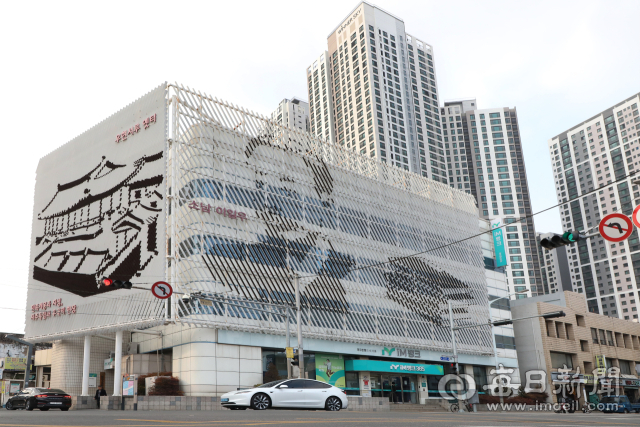 외벽에 우현서루 옛터 그림과 소남 이일우 인물을 담은 iM뱅크 북성로점. 정운철 기자 woon@imaeil.com