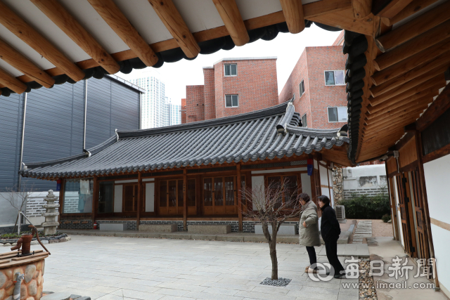 북성로 아래쪽에 자리한 우현 하늘마당. 교육으로 항일 정신을 길러낸 우현서루가 있던 곳으로 낮은 지붕과 좁은 마당에는 겸손과 절제라는 이일우 선생 집안의 철학이 담겨 있다. 정운철 기자 woon@imaeil.com