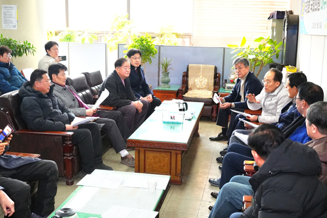 추경호 국민의힘 의원이 사단법인 한국농산물중도매인조합 대구시연합회 사무실에서 중도매인들과 간담회를 진행하고 있다. 한국농산물중도매인조합 대구시연합회 제공