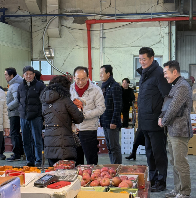 추경호 국민의힘 의원이 대구농수산물도매시장 현장을 시찰하고 있다. 한국농산물중도매인조합 대구시연합회 제공