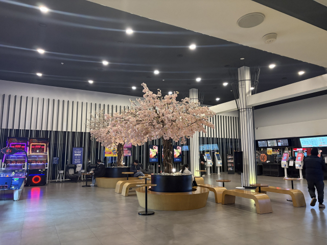 23일 오후 6시에 방문한 CGV대구아카데미점에는 영업 종료를 아쉬워하며 저마다의 추억을 안고 영화관을 찾은 관객들이 자리를 지켰다.