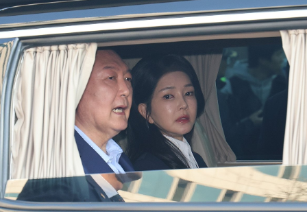 윤석열 전 대통령과 김건희 여사가 지난해 4월 11일 오후 서울 용산구 한남동 대통령 관저를 떠나고 있다. 자료사진 연합뉴스