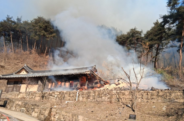 영주 풍기읍의 한 고택 화재 산불로 번져…헬기 10대 등 동원해 진화 중