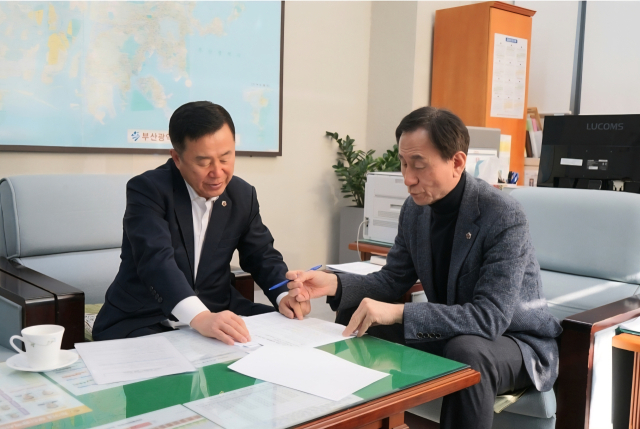 이승우 부산시의원(왼쪽)이 23일 강무길 부산시의회 교육위원장을 만나 기장군 교육 현안을 전달하고 개선 방향에 대해 협의하고 있다. [사진=이승우 의원실]