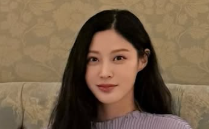 입시 비리에도 인기?…책 출간 기념 팬 사인회 연 조국 딸