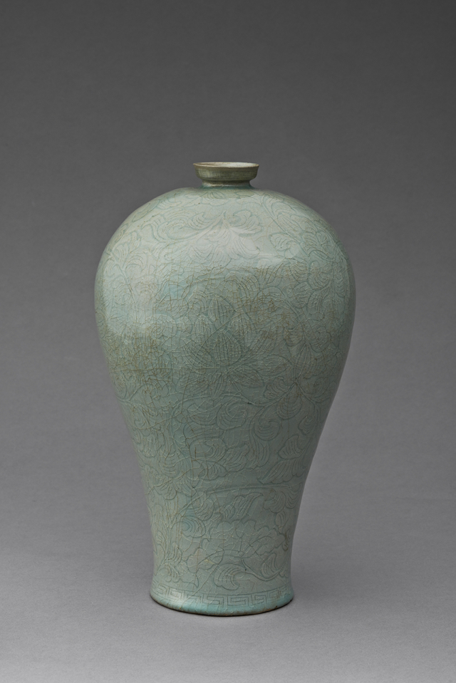 청자양각연당초문매병 ⓒ간송미술문화재단