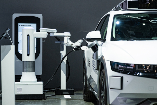 현대차그룹은 9일(현지시간)까지 미국 라스베이거스 컨벤션 센터 웨스트 홀에서 열린 CES 2026에서 그룹 AI 로보틱스 기술 개발 과정을 직접 경험할 수 있는 다양한 전시를 선보인다고 7일 밝혔다. 사진은 전기차 자동 충전 로봇 활용한 아이오닉 5 로보택시 충전 시연 모습. 연합뉴스