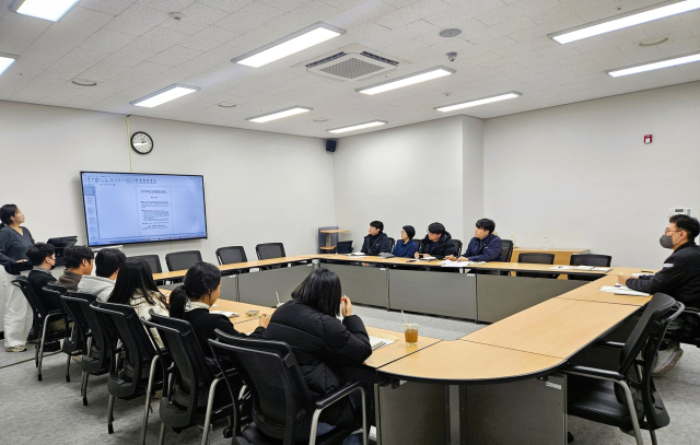 밀양시시설관리공단 소회의실에서 열린 적극행정 자율 아이디어 나눔 회의 모습.