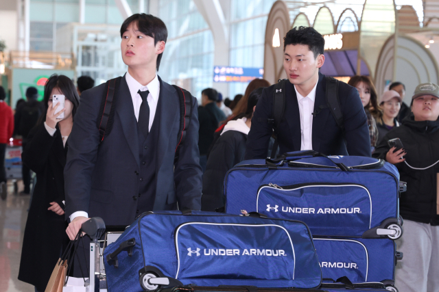 삼성 라이온즈의 육선엽(오른쪽)과 이호성이 지난 1월말 스프링캠프에 참가하기 위해 인천국제공항을 찾은 모습. 삼성 제공