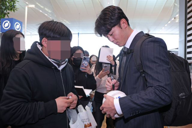 삼성 라이온즈의 미야지 유라가 23일 인천국제공항에서 괌으로 1차 전지훈련을 떠나기 전 몰려든 팬들에게 사인을 해주고 있다. 삼성 제공