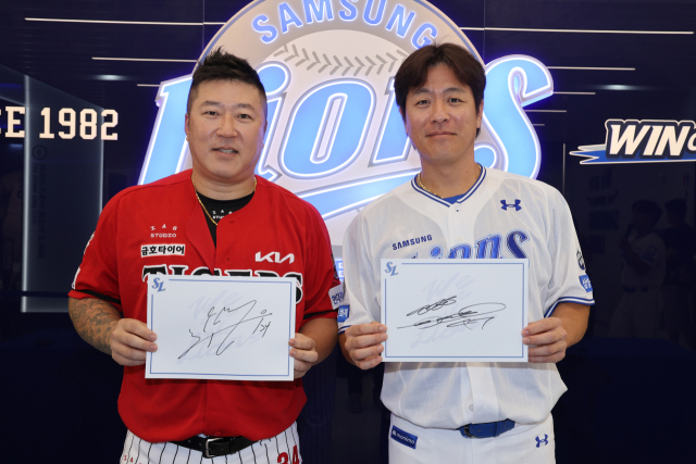 이번 시즌부터 삼성 라이온즈에서 뛰게 된 최형우가 지난 시즌 도중 삼성의 강민호와 함께 사인회에 참석한 모습. 삼성 제공