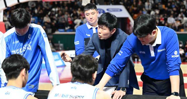 프로농구 대구 한국가스공사 페가수스의 강혁 감독이 지난 24일 열린 서울 SK 나이츠와의 경기에서 작전타임 때 작전을 지시하고 있다. KBL 제공.