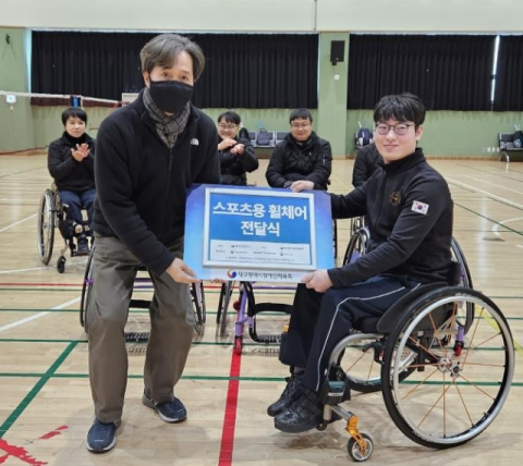대구시장애인체육회, 장애인 탁구 선수에게 휠체어 전달