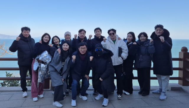 24일 매일탑리더스 아카데미 24기 회원들이 졸업여행으로 찾은 향일암에서 포즈를 취하고 있다. 24기 회원 제공