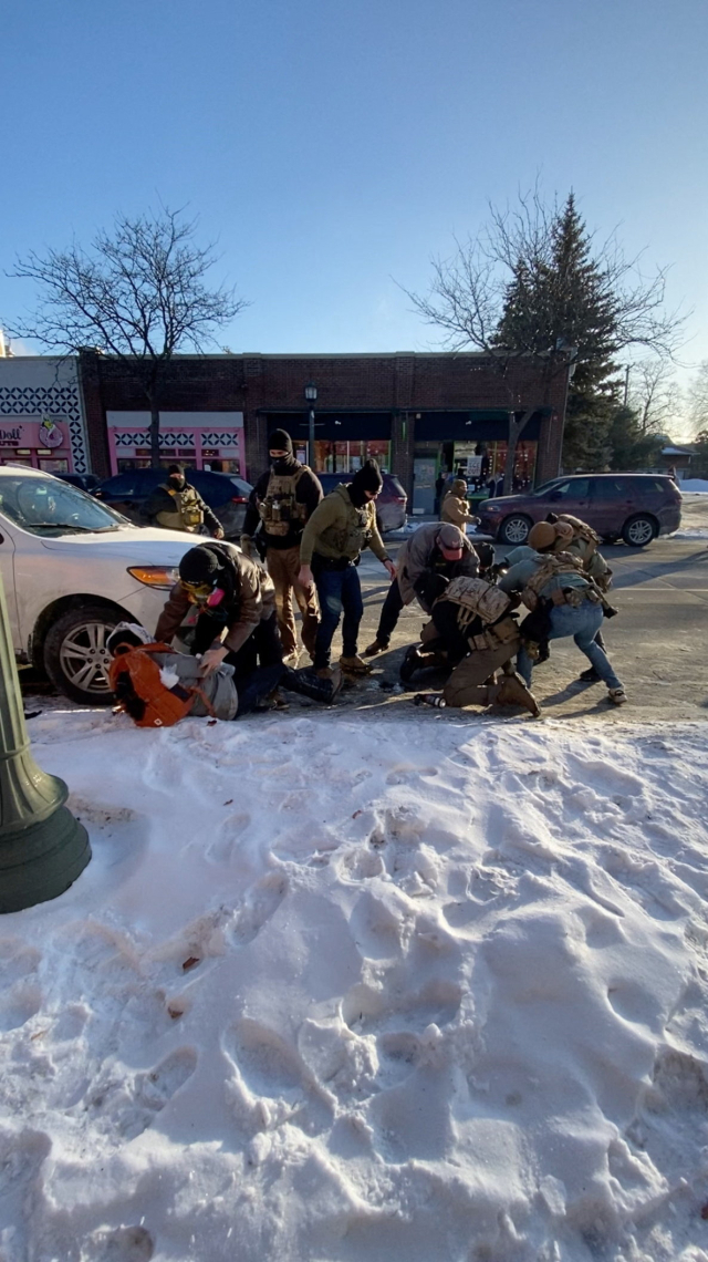 24일(현지시간) 미네소타주 미니애폴리스에서 알렉스 제프리 프레티가 연방국경순찰대 요원들에게 제압 당하는 모습. 프레티는 연방 요원 네 명에게 둘러싸인 채 제압 당한 상황이다. 로이터 연합뉴스