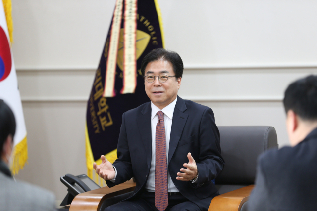 성한기 대구가톨릭대학교 총장이 지난 21일 대구가톨릭대 효성캠퍼스에서 매일신문과 인터뷰를 진행하고 있다. 대구가톨릭대 제공