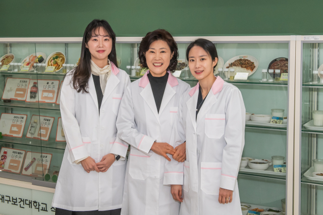 대구보건대학교 식품영양학과에 재학 중인 세 모녀인 어머니 배점숙 씨와 두 딸 (오른쪽)김보라·(왼쪽)김여울 씨가 제49회 영양사 국가시험에 합격한 뒤, 학과 실습실에서 기념촬영을 하고 있다. 대구보건대 제공