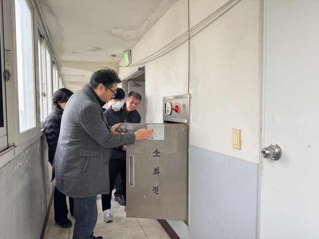 부산도시공사 직원이 설 명절에 대비해 공사가 관리중인 임대아파트 소화전 안전점검을 하고 있다. [사진=부산도시공사]