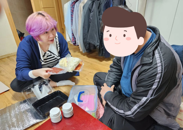 사회적 고립가구에게 밀키트를 전달하며 일상을 살피는 구미 