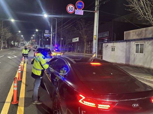 경북 구미경찰서는 지난 23일 야간 지역 내 음주운전 분위기를 차단하고 교통사고를 예방하기 위해 경북경찰청 기동대와 합동으로 음주단속을 실시했다. 구미경찰서 제공