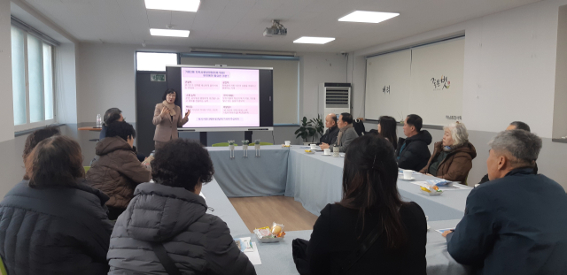 선진지 견학에 나선 가흥2동협의체 회원들이 광주광역시 하남종합사회복지관에서 선진 복지 시책을 설명 듣고 있다. 영주시 제공