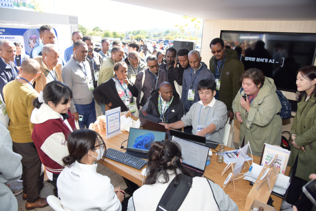 지난해 10월 경북교육청이 경주에서 개최한 K-EDU 엑스포에서 관람객들이 AI비서 꾸러미를 활용해 영작문을 분석하는 모습을 지켜보고 있다. 경북교육청 제공