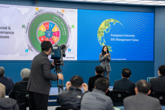 지난 22일 오후 천마아트센터 이시원글로벌컨벤션홀에서 YU-ESG 경영 비전 선포식에서 홍영은 영남대 ESG혁신센터장이 YU-ESG 경영 비전 수립 경과를 발표하고 있다. 영남대 제공
