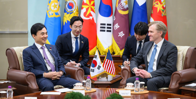 안규백 국방부 장관이 26일 국방부에서 엘브리지 콜비 미국 전쟁부 정책 담당 차관을 접견하고 있다. 연합뉴스