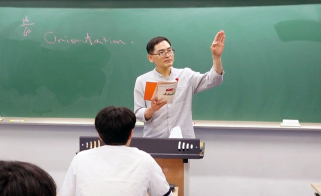 포항 대동고등학교 곽동호 교사가 학생들에게 영어 수업을 가르치고 있다. 경북교육청 제공