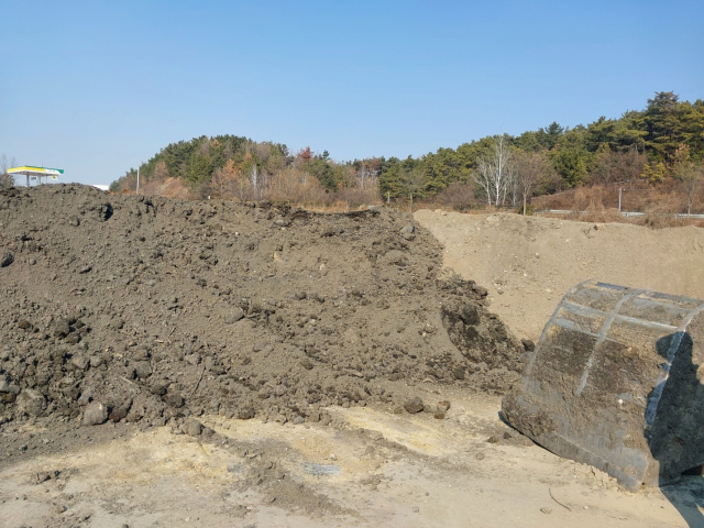 경남 창녕군 창녕읍 조산리 254번지 일대 폐기물 매립지 모습.