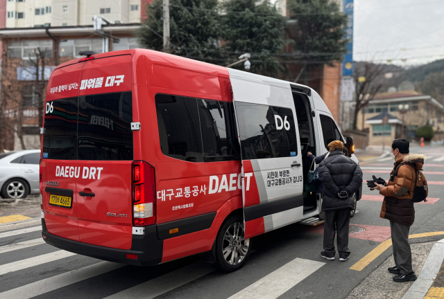 대구 수성구 범물동 보성송정타운 앞 수용응답형 교통체계(DRT) 정류장에서 시민들이 DRT 차량에 탑승하고 있다. 매일신문 DB.