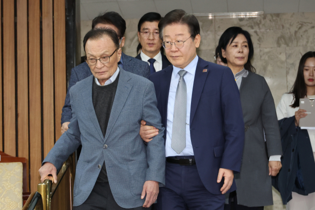 국무총리를 지낸 이해찬 민주평화통일자문회의 수석부의장이 25일 베트남에서 치료 중 별세했다고 민주평통이 밝혔다. 향년 73세 사진은 2024년 11월 13일 국회에서 당시 이해찬 상임고문이 더불어민주당 이재명 대표와 함께 외교안보통일자문회의 출범식에 참석하는 모습. 연합뉴스