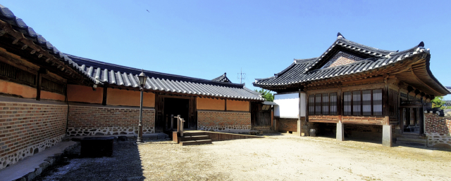 중부지방 전통 양반 가문의 가옥으로 파(巴)자형의 구조인 윤보선 생가. 사진=아산시 제공