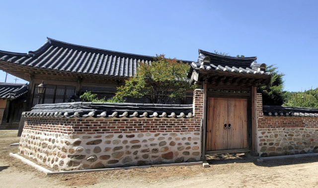 국가민속문화유산 제196호 윤보선 대통령 생가(입구와 사랑채). 사진=아산시 제공