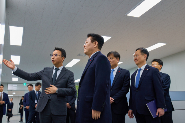 이재명 대통령이 26일 서울 종로구 정부서울청사 창성동 별관에 있는 초국가범죄 특별대응 TF 사무실을 격려 방문해 현황 보고를 받고 있다. 연합뉴스