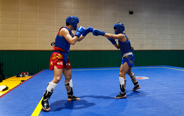 경주디자인고 우슈팀 산타 종목의 김경민(왼쪽), 정완도(오른쪽)가 스파링을 하고 있다. 이화섭 기자.
