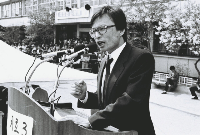 국무총리를 지낸 이해찬 민주평화통일자문회의 수석부의장이 25일 베트남에서 치료 중 별세했다고 민주평통이 밝혔다. 향년 73세. 사진은 1988년 3월 31일 제13대 총선에 출마한 관악구 이해찬 후보의 유세. [사진=연합뉴스]