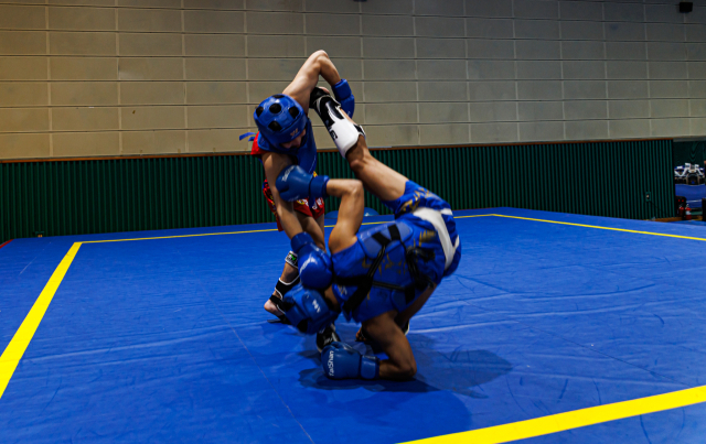 경주디자인고 우슈팀의 김경민(왼쪽)이 스파링을 하며 정완도(오른쪽)를 넘어뜨리고 있다. 이화섭 기자.