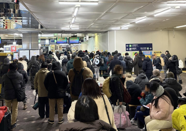 日 삿포로 공항 발묶인 7천명…'적설 1m' 역대급 재난