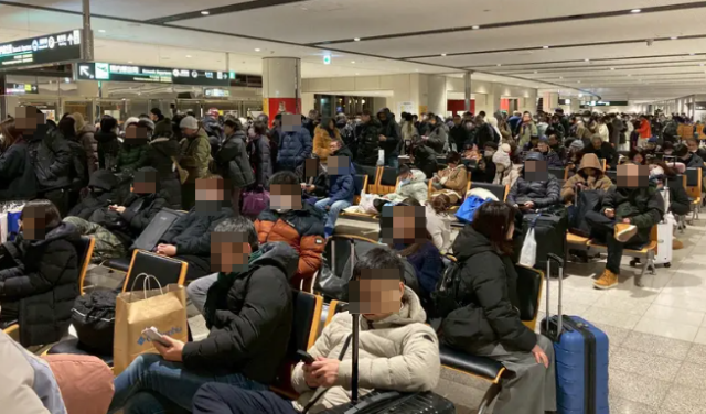 日 삿포로 공항서 발묶인 7천명…'적설 1m' 역대급 재난